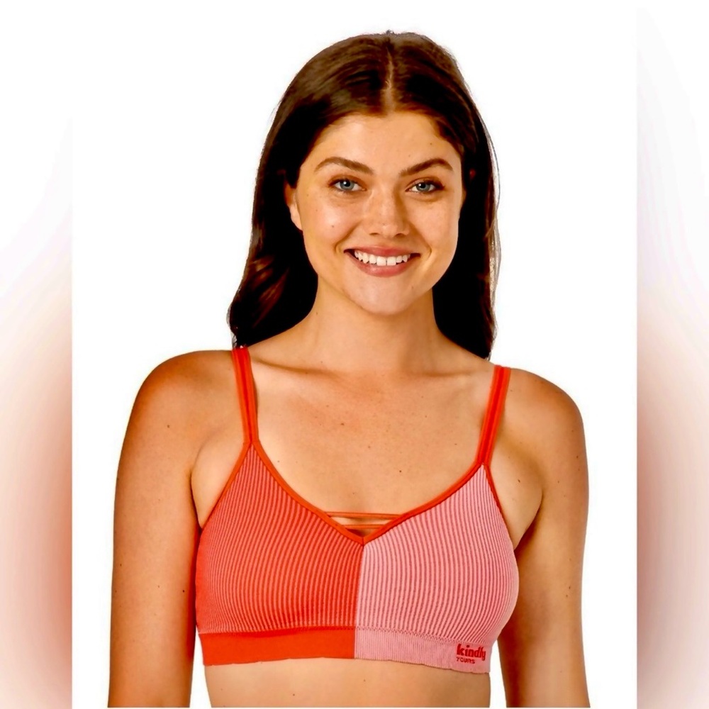 Kindly Yours | Women's Seamless Pullover V-Neck Bralette |
SIZE: XXL / POPPY RED